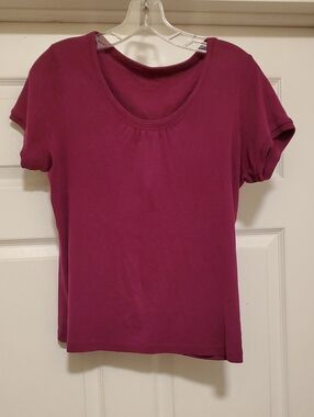 Women’s Short Sleeve Scoop Neck Tee in Plum